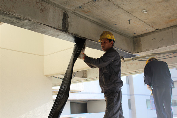 1573008538854152.jpg 上海虹橋公寓碳纖維布項(xiàng)目 (67).JPG